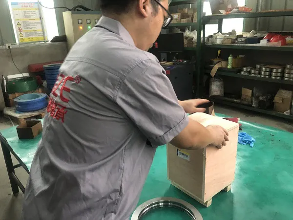 YRT100/P2精密转台轴承交付客户