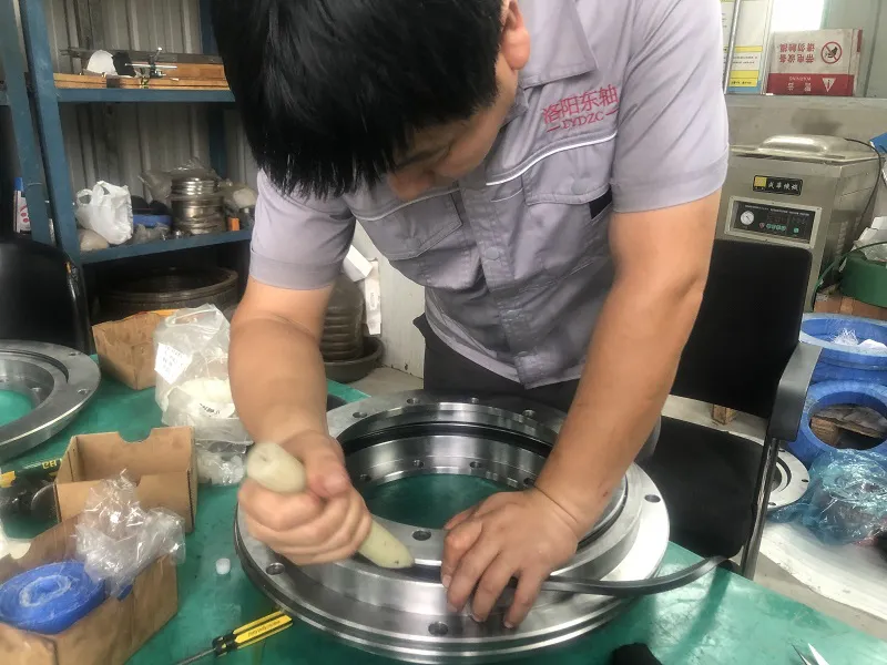 工人在安装密封条
